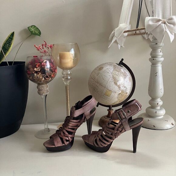 Beautiful Sz 9 High Heel Sandal - Picture 3 of 7